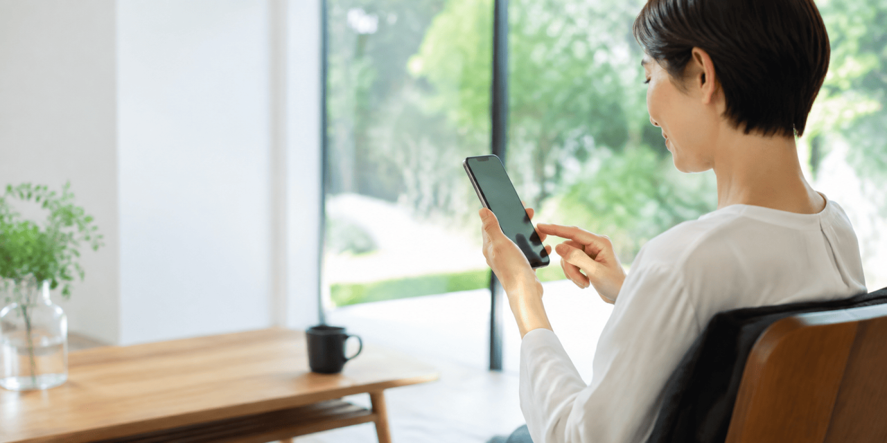 スマートフォンから害獣駆除について問い合わせる様子